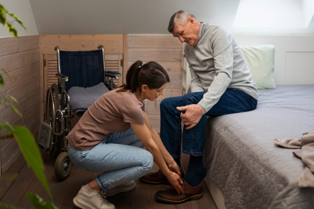 Aide au lever et au coucher à Saint-Cyr : comment préserve-t-elle l’indépendance ?
