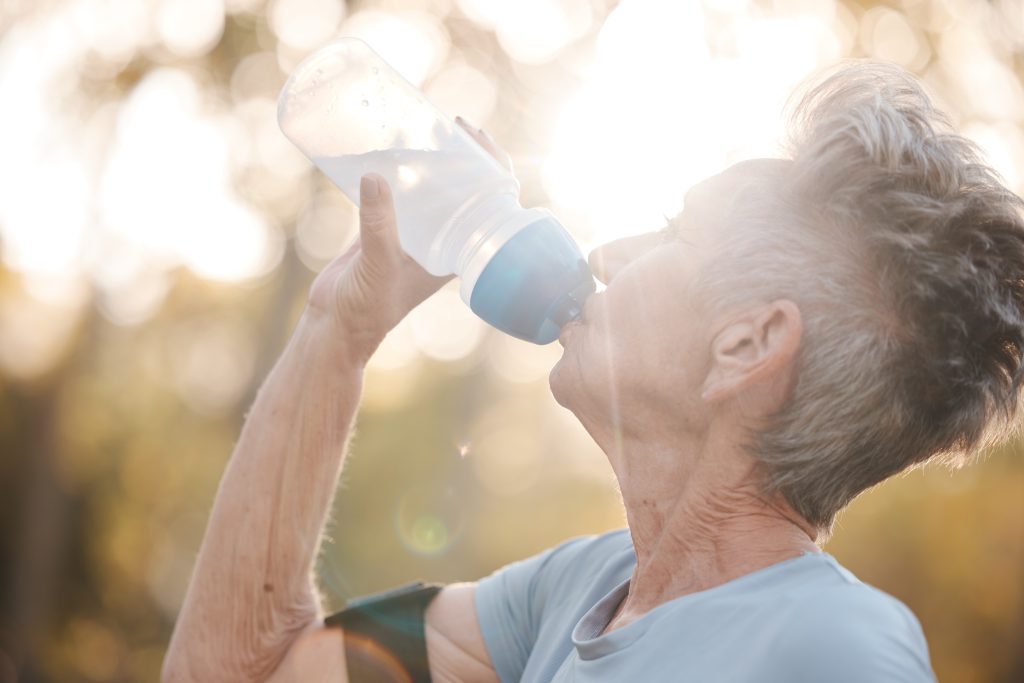 Canicule : comment éviter la déshydratation chez les seniors ?