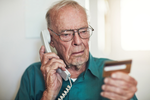 Démarchage, faux SMS : comment protéger la sérénité de nos aînés à domicile ?