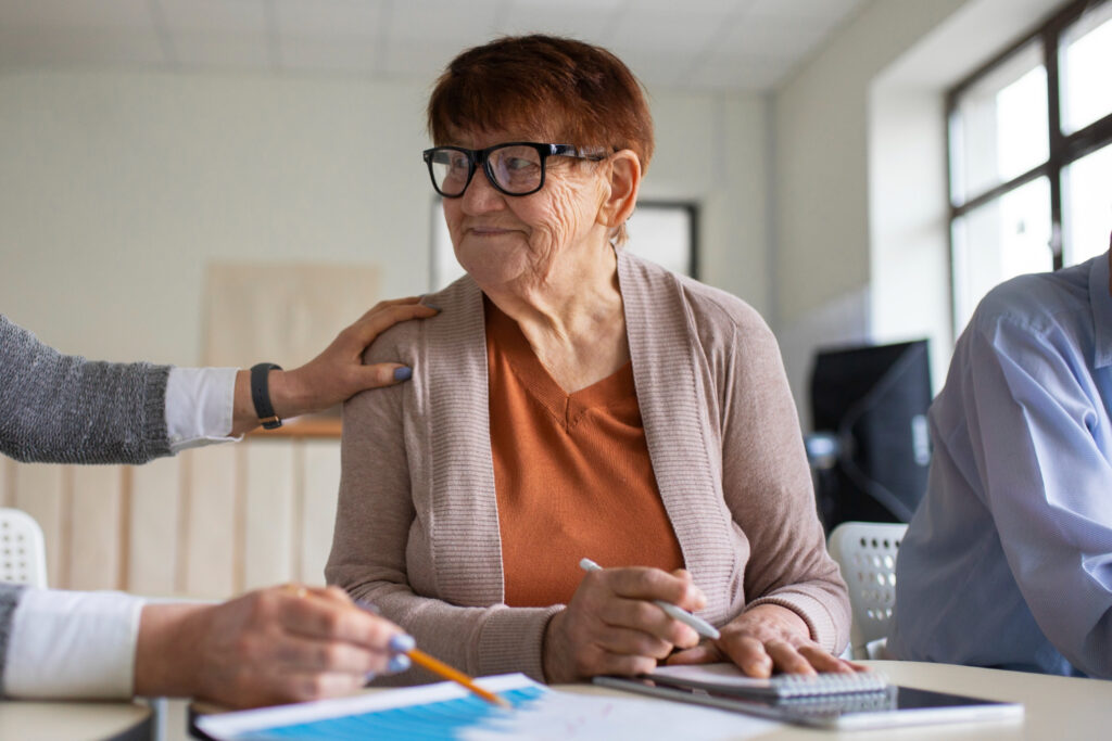 APA et aide à domicile à Lyon : comment financer l’accompagnement de personne âgée ?